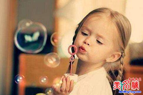 聰明吉祥且?guī)А霸隆弊值膶殞毭执笕治? /></a>月常指月亮,又溫柔團(tuán)員吉祥的意義。家長(zhǎng)喜歡用“月”字給寶寶起名。月有月韻、月滿的意思,寓意圓圓滿滿。很多家長(zhǎng)給孩子起名“月”字。希望寶寶一生美好圓滿、歲月崢嶸。下面美名騰帶您一起看看帶“月”字的寶寶起...</div>
<span id="ctl00_ContentPlaceHolder1_subjectList_dgNews_ctl11_Label1" style="color:Green;font-size:10pt;">2017/5/18 10:41:16</span>
<div style="height:5px; font-size:5px"> </div>
<hr width="99%" style="text-align:center; border-style:dotted; border-width:0px; height:1px;" />
<div style="height:5px; font-size:5px"> </div>
</div>
</td>
</tr><tr style="border-width:0px;">
<td valign="top">
<div style="padding-left:3px; padding-right:3px;line-height:180%">
<h3 style="padding:0px;margin:0px;display:inline;"><a id="ctl00_ContentPlaceHolder1_subjectList_dgNews_ctl12_HyperLink1" class="headline" href="/subject/qimingdaquan/s.aspx?newsid=6499" target="_blank">用“煜”字起名的方式有哪些?</a></h3>
<span style="color:Red;font-size:8pt;"></span>
<br />
<div style="padding-top:1px; width:95%; padding-left:8px; line-height:180%;color:#2f2f2f;font-size:14px;" ><a href=