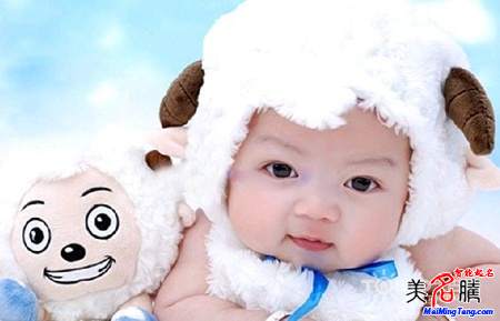 羊?qū)殞毱鹈执笕? /></a>　　2015年2月4日是立春節(jié)氣，過了這一天出生的寶寶就是傳統(tǒng)意義上的羊?qū)殞毩?。你可能會疑惑，為什么不是過了春節(jié)以后呢？關(guān)于這一點，美名騰多次撰文解釋這個問題。如果不清楚的，可以查看美名騰這篇說明文章...</div>
							        <div style="height:5px; font-size:5px"></div>
							        <hr width="99%" style="text-align:center; border-style:dotted; border-width:0px; height:1px;" />
							        <div style="height:5px; font-size:5px"></div>
							    </div>
						        </td>
	</tr><tr style="border-width:0px;">
		<td valign="top">
						        <div style="padding-left:3px; padding-right:3px;line-height:180%">
							         <h3 style="padding:0px;margin:0px;display:inline;"><a id="ctl00_ContentPlaceHolder1_ShowMore1_dgNews_ctl08_HyperLink1" class="headline" href="/Message/ShowNews.aspx?NewsID=3651" target="_blank">屬羊人的運程和起名禁忌破解</a></h3>
							         <span id="ctl00_ContentPlaceHolder1_ShowMore1_dgNews_ctl08_Label1" style="color:Green;font-size:10pt;">2015/1/20 15:34:15</span>
							          <span style="color:Red;font-size:8pt;"></span>
							        <br />
							        <div style="padding-top:1px; width:95%; padding-left:8px; line-height:180%;color:#2f2f2f;font-size:14px;" ><a href=